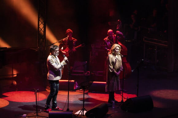 Exclusif - Rufus Wainwright, Catherine Deneuve - En pleine tournée européenne pour son nouvel album "Unfollow the Rules" , le chanteur et pianiste américano-canadien Rufus Wainwright fait monter sur scène Catherine Deneuve (habillée en Céline) pour un duo lors de son concert au Grand Rex à Paris le 30 mars 2022. © Jack Tribeca / Bestimage 