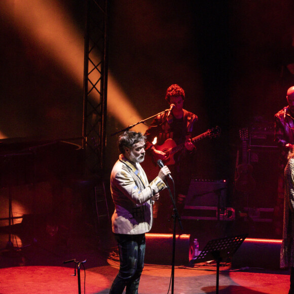 Exclusif - Rufus Wainwright, Catherine Deneuve - En pleine tournée européenne pour son nouvel album "Unfollow the Rules" , le chanteur et pianiste américano-canadien Rufus Wainwright fait monter sur scène Catherine Deneuve (habillée en Céline) pour un duo lors de son concert au Grand Rex à Paris le 30 mars 2022. © Jack Tribeca / Bestimage 