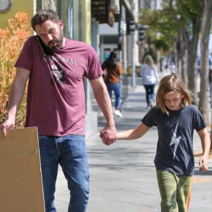 Exclusif - Ben Affleck a profité d'une belle journée avec son fils Samuel dans les rues de Brentwood. Le 1er avril 2022.