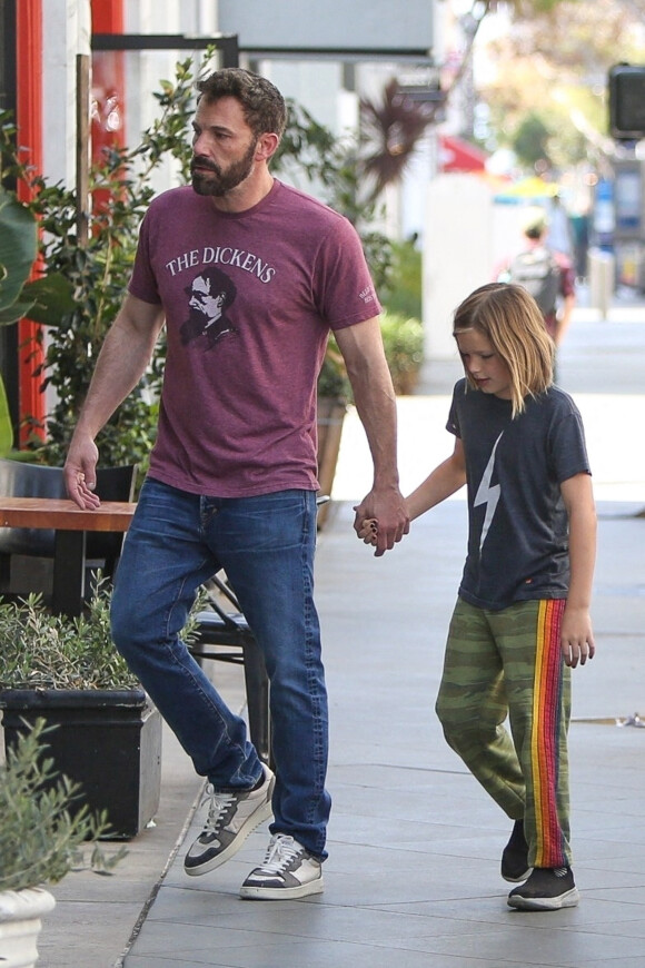 Exclusif - Ben Affleck a profité d'une belle journée avec son fils Samuel dans les rues de Brentwood.