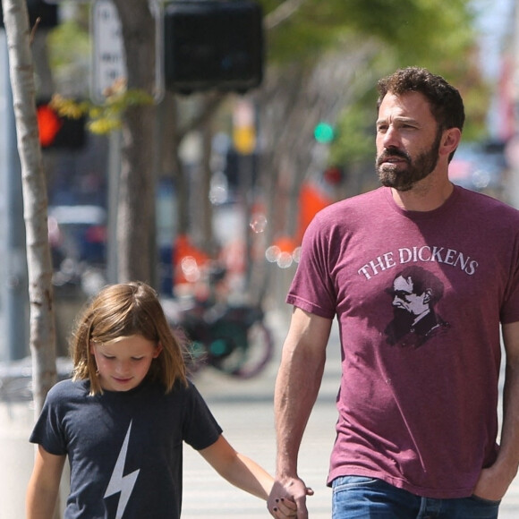 Exclusif - Ben Affleck a profité d'une belle journée avec son fils Samuel dans les rues de Brentwood. Le 1er avril 2022.