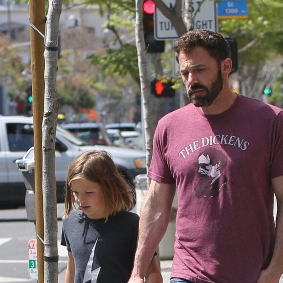 Exclusif - Ben Affleck a profité d'une belle journée avec son fils Samuel dans les rues de Brentwood. Le 1er avril 2022.