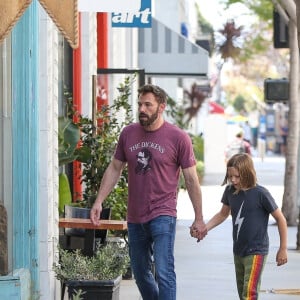 Exclusif - Ben Affleck a profité d'une belle journée avec son fils Samuel dans les rues de Brentwood. Le 1er avril 2022.