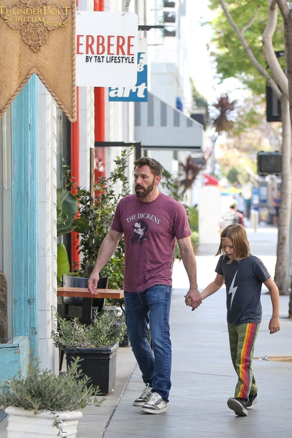 Exclusif - Ben Affleck a profité d'une belle journée avec son fils Samuel dans les rues de Brentwood. Le 1er avril 2022.