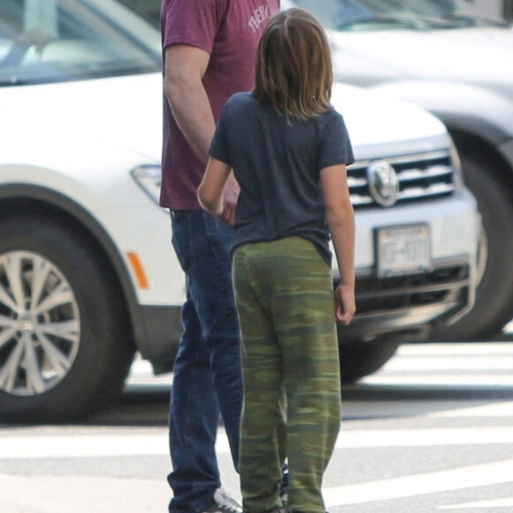 Exclusif - Ben Affleck a profité d'une belle journée avec son fils Samuel dans les rues de Brentwood. Le 1er avril 2022.