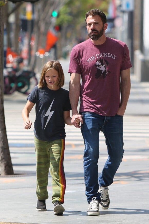 Exclusif - Ben Affleck a profité d'une belle journée avec son fils Samuel dans les rues de Brentwood. Le 1er avril 2022.