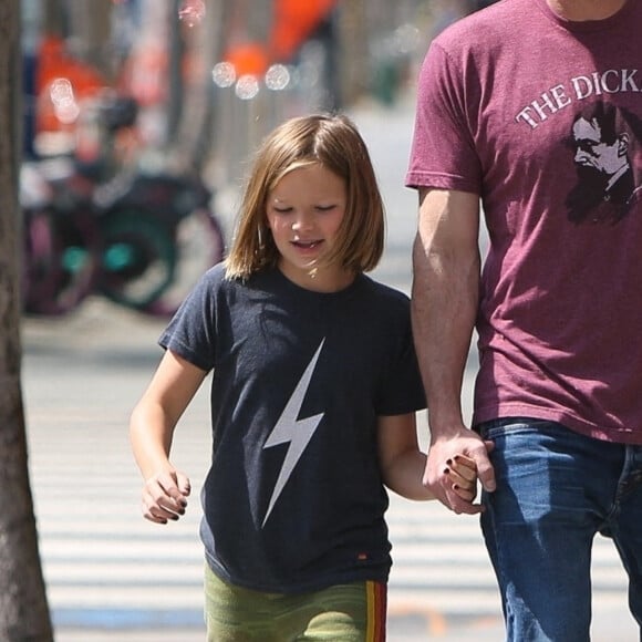 Exclusif - Ben Affleck a profité d'une belle journée avec son fils Samuel dans les rues de Brentwood. Le 1er avril 2022.