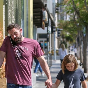 Exclusif - Ben Affleck a profité d'une belle journée avec son fils Samuel dans les rues de Brentwood. Le 1er avril 2022.