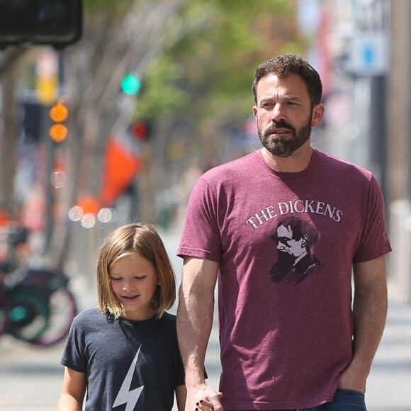 Exclusif - Ben Affleck a profité d'une belle journée avec son fils Samuel dans les rues de Brentwood. Le 1er avril 2022.