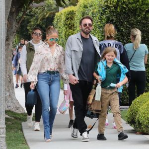 Ben Affleck va récupérer son fils Samuel à la sortie de l'école avec sa compagne Jennifer Lopez à Santa Monica le 31 mars 2022.