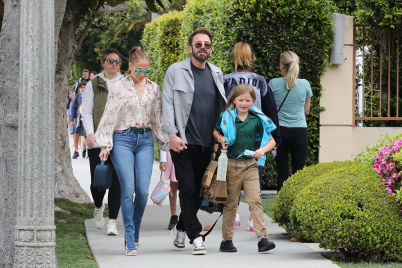 Ben Affleck va récupérer son fils Samuel à la sortie de l'école avec sa compagne Jennifer Lopez à Santa Monica le 31 mars 2022.