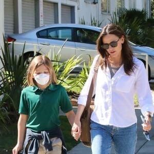 Exclusif - Jennifer Garner va chercher son fils Samuel à la sortie de l'école à Los Angeles, le 29 mars 2022.