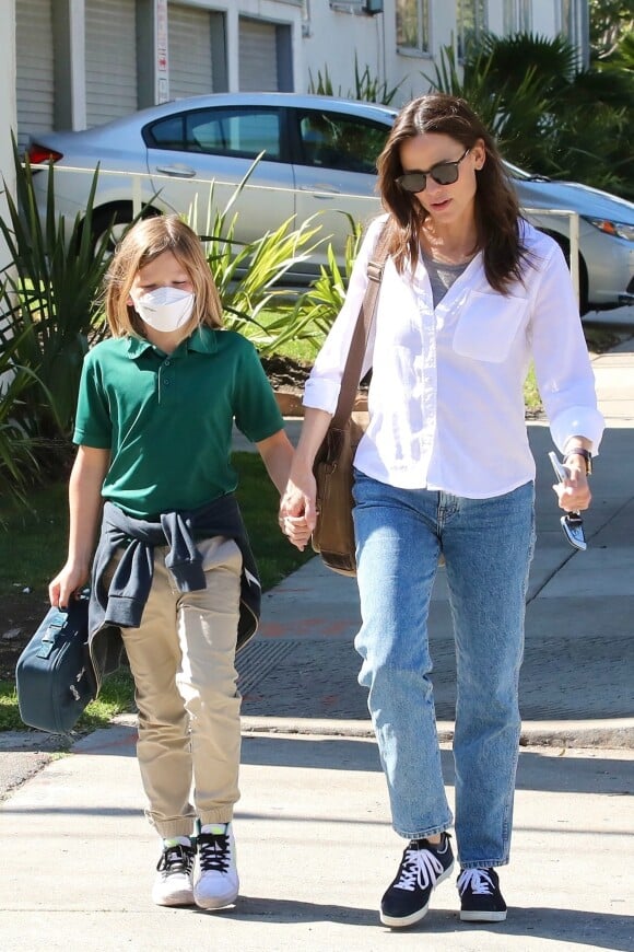 Exclusif - Jennifer Garner va chercher son fils Samuel à la sortie de l'école à Los Angeles, le 29 mars 2022.