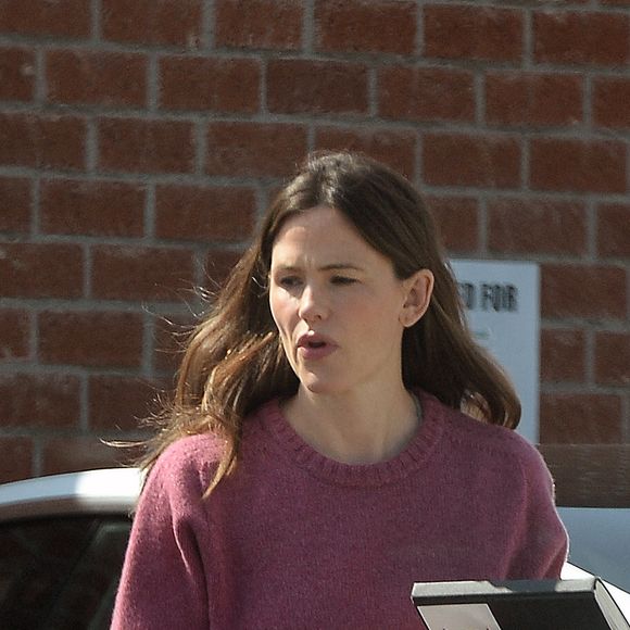 Exclusif - Jennifer Garner arrive à un studio d'enregistrement à Los Angeles, le 30 mars 2022.