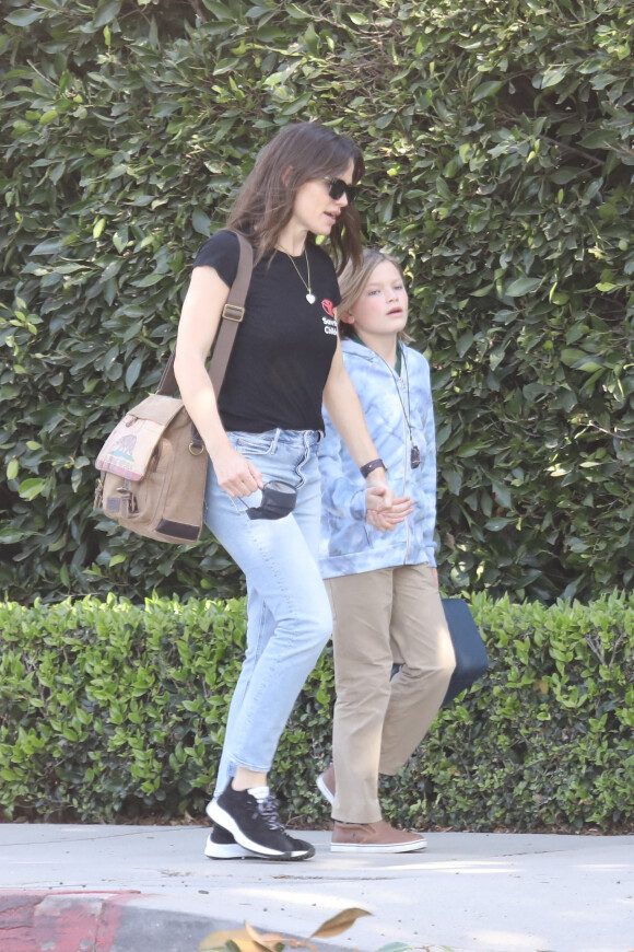 Exclusif - Jennifer Garner récupère son fils Samuel à la sortie de l'école à Santa Monica le 25 mars 2022.
