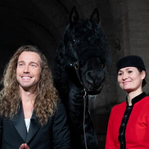 Exclusif - Nathalie présente Wietse à Julien Doré - Backstage - Enregistrement de l'émission "La grande soirée du 31" à Chantilly" au Château de Chantilly, diffusée le 31 décembre sur France 2. © Tiziano da Silva-Cyril Moreau / Bestimage