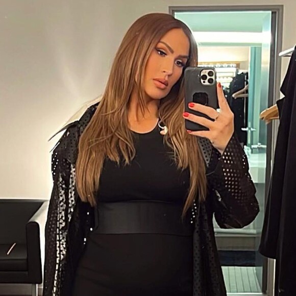 Vitaa, enceinte, prend la pose sur Instagram. Février 2022.