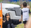 Kim Kardashian regarde le match de football de son fils Saint, assise sur la pelouse à Los Angeles le 3 avril 2022. 