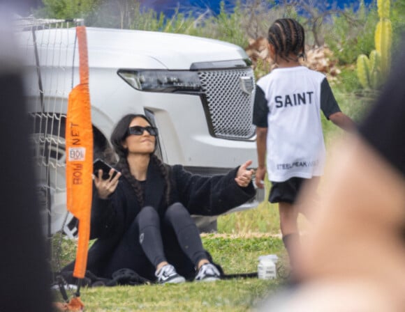 Kim Kardashian regarde le match de football de son fils Saint, assise sur la pelouse à Los Angeles le 3 avril 2022. 