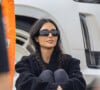 Kim Kardashian regarde le match de football de son fils Saint, assise sur la pelouse à Los Angeles le 3 avril 2022. 