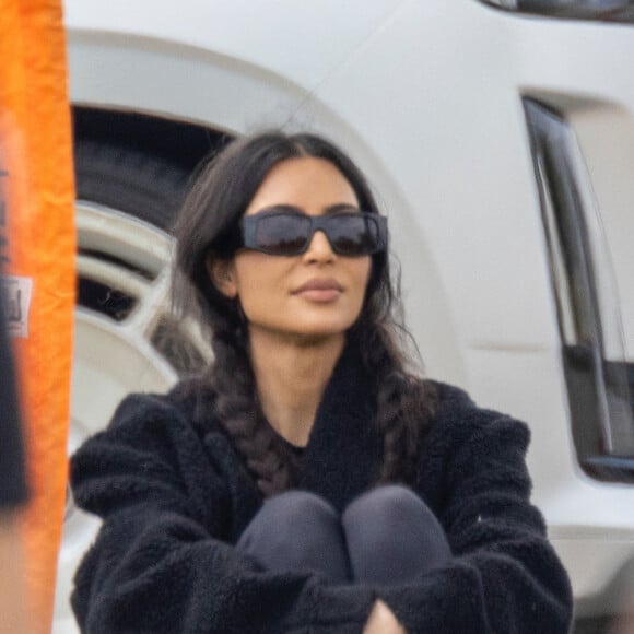 Kim Kardashian regarde le match de football de son fils Saint, assise sur la pelouse à Los Angeles le 3 avril 2022. 