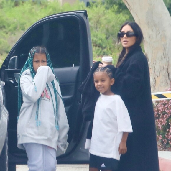 Kim Kardashian emmène son fils Saint au football accompagné par sa soeur North à Los Angeles le 3 avril 2022. 
