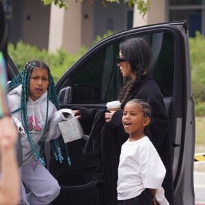 Kim Kardashian emmène son fils Saint au football accompagné par sa soeur North à Los Angeles le 3 avril 2022.