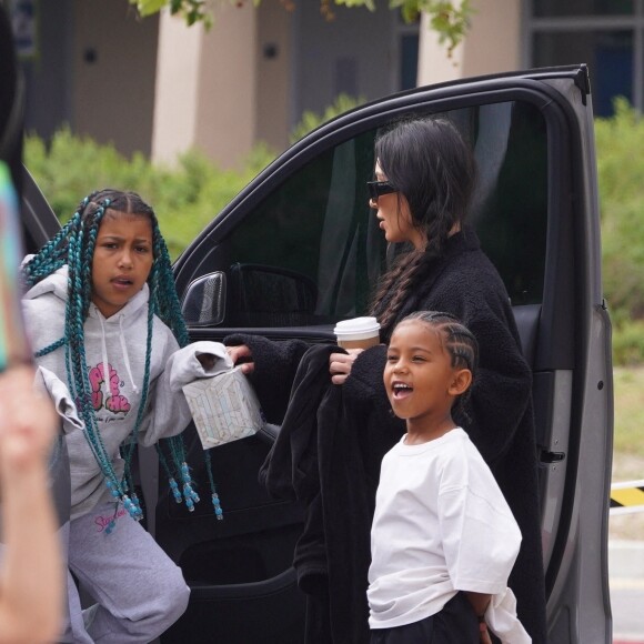 Kim Kardashian emmène son fils Saint au football accompagné par sa soeur North à Los Angeles le 3 avril 2022.