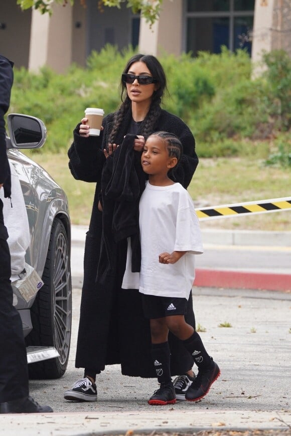 Kim Kardashian emmène son fils Saint au football accompagné par sa soeur North à Los Angeles. 