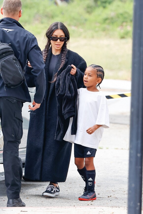 Kim Kardashian emmène son fils Saint au football accompagné par sa soeur North à Los Angeles le 3 avril 2022.