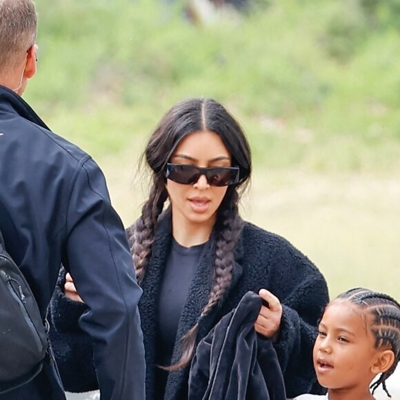 Kim Kardashian emmène son fils Saint au football accompagné par sa soeur North à Los Angeles le 3 avril 2022.