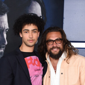 Archie Madekwe et Jason Momoa au photocall de la première du film "Ambulance" à Los Angeles le 4 avril 2022. 