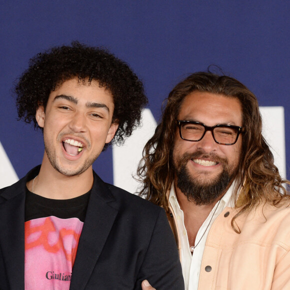Archie Madekwe et Jason Momoa au photocall de la première du film "Ambulance" à Los Angeles le 4 avril 2022. 