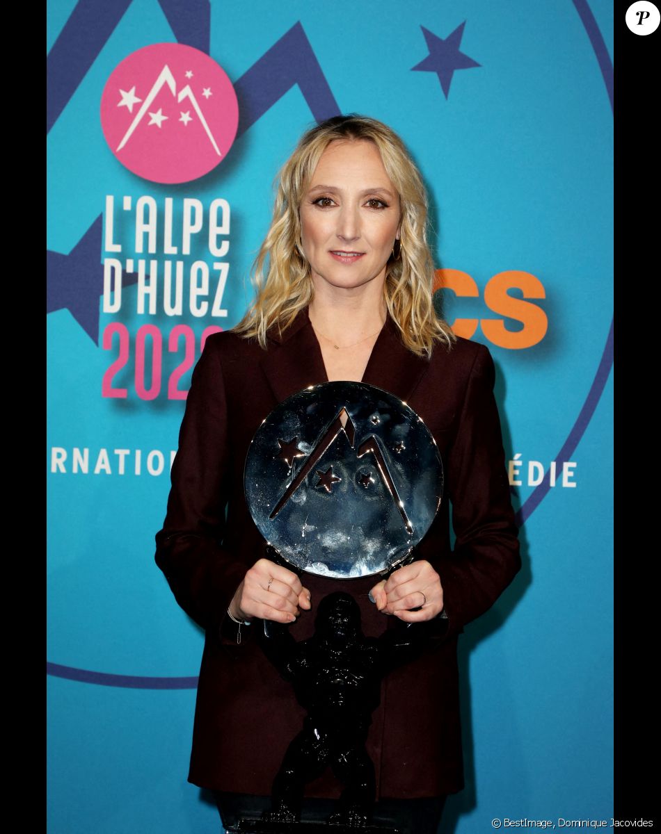 Audrey Lamy, Prix d'interprétation féminine au photocall du palmarès de la 25ème édition du Festival international du film de comédie de l'Alpe d'Huez, France, le 22 janvier 2022. © Dominique Jacovides/Bestimage