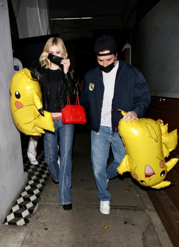 Brooklyn Beckham avec sa fiancée Nicola Peltz et son frère Will Peltz avec sa compagne à la sortie du restaurant "Craig's" à Los Angeles. Brooklyn et Nicola sortent avec deux gros ballons Pikachu dans les mains. Los Angeles, le 1er février 2022. 