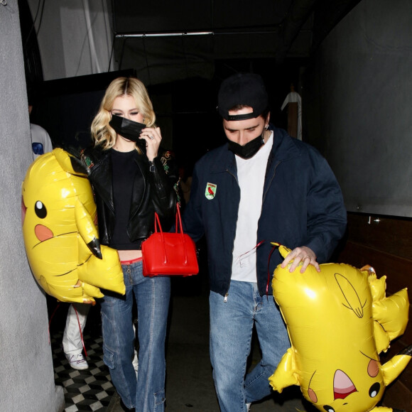 Brooklyn Beckham avec sa fiancée Nicola Peltz et son frère Will Peltz avec sa compagne à la sortie du restaurant "Craig's" à Los Angeles. Brooklyn et Nicola sortent avec deux gros ballons Pikachu dans les mains. Los Angeles, le 1er février 2022. 