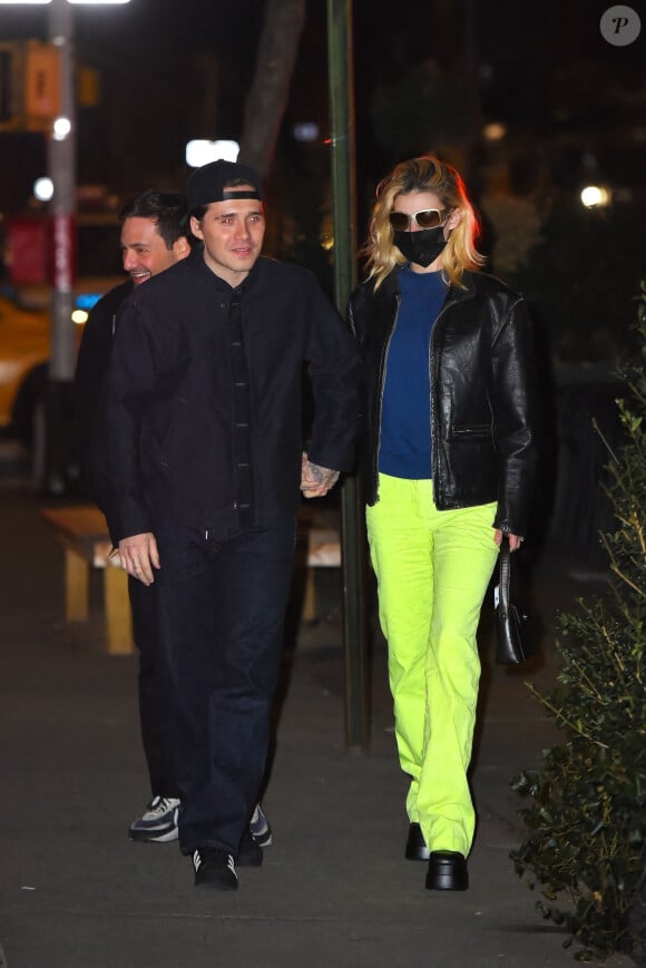 Brooklyn Beckham et sa fiancée Nicola Peltz vont dîner au restaurant "Saint Theo" à New York, le 16 janvier 2022. 