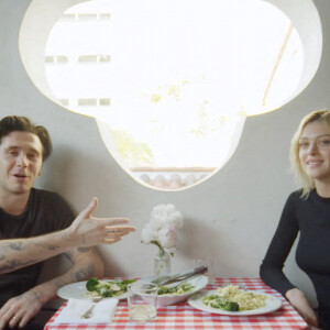 Brooklyn Beckham dévoile ses talents culinaires à sa fiancé Nicola Peltz 