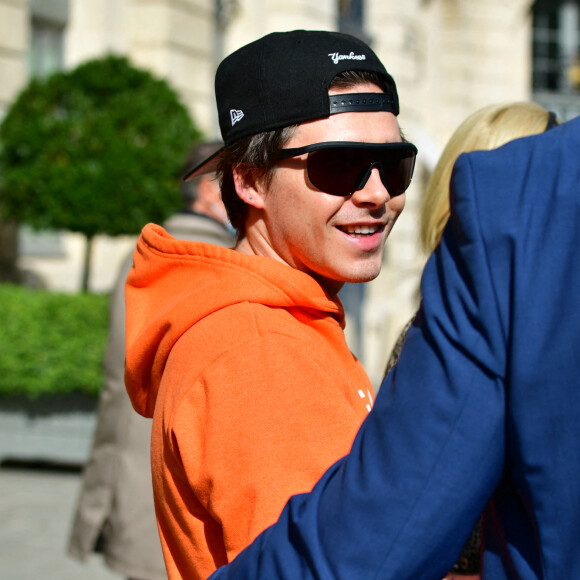 Brooklyn Beckham et sa fiancée Nicola Peltz à la sortie de l'hôtel Ritz lors de la Fashion Week printemps/été 2022 de Paris, France, le 3 octobre 2021. © Tiziano Da Silva-Pierre Perusseau/Bestimage 