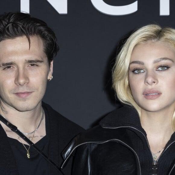 Semi-Exclusif - Brooklyn Beckham et sa fiancée Nicola Peltz - Photocall du défilé Givenchy collection Printemps-Eté 2022 lors de la fashion week à la "U Arena" (Paris La Défense Arena) à Nanterre, le 3 octobre 2021. © Olivier Borde/Bestimage 