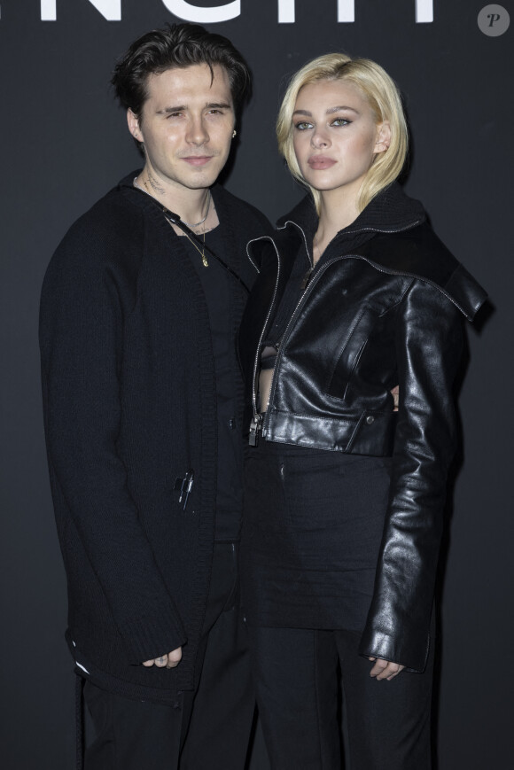 Brooklyn Beckham et sa fiancée Nicola Peltz - Photocall du défilé Givenchy collection Printemps-Eté 2022 lors de la fashion week à la "U Arena" (Paris La Défense Arena) à Nanterre, le 3 octobre 2021. © Olivier Borde/Bestimage 