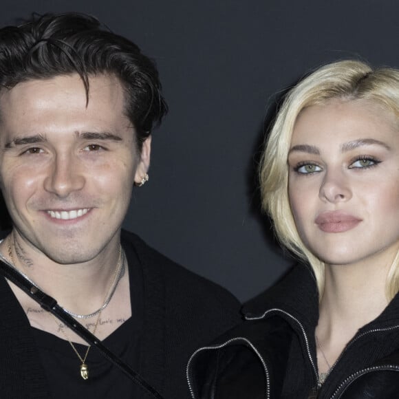 Semi-Exclusif - Brooklyn Beckham et sa fiancée Nicola Peltz - Photocall du défilé Givenchy collection Printemps-Eté 2022 lors de la fashion week à la "U Arena" (Paris La Défense Arena) à Nanterre, le 3 octobre 2021. © Olivier Borde/Bestimage 