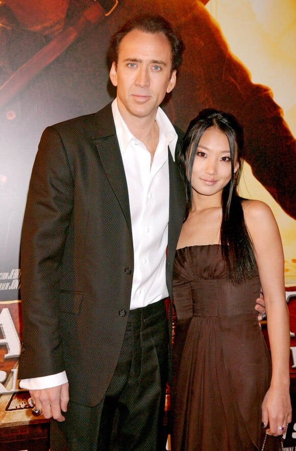Nicolas Cage, 46 ans, a épousé en 2004 la jolie Alice Kim, qu'il a rencontrée alors qu'elle était serveuse. Vingt-et-une années les séparent mais tout va bien pour les amoureux et ont un fils du Kal-El, âgé de 4 ans.