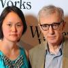 Le cinéaste new-yorkais Woody Allen, 74 ans, a choqué plus d'un avec Soon-Yi Previn, 39 ans. Ils ont 35 ans de différence d'âge et Soon-Yi est la fille adoptive de son ex-épouse Mia Farrow.