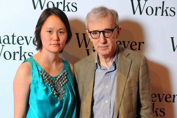 Le cinéaste new-yorkais Woody Allen, 74 ans, a choqué plus d'un avec Soon-Yi Previn, 39 ans. Ils ont 35 ans de différence d'âge et Soon-Yi est la fille adoptive de son ex-épouse Mia Farrow.