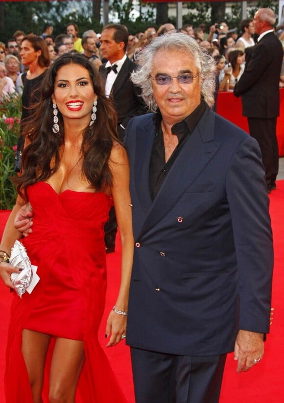 Flavio Briatore, 61 ans, est heureux auprès d'Elisabetta Gregoraci, 29 ans et donc de trente-deux ans sa cadette. Elle attend de son Flavio qu'elle a épousé en 2008, un enfant cette année.