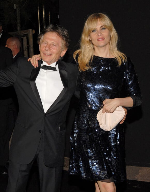 Trente-trois années séparent le réalisateur  Roman Polanski, 76 ans, et l'actrice-chanteuse Emmanuelle Seigner, 43 ans. Ils se sont mariés en 1989 et ont deux enfants, Morgane et Elvis.