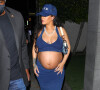 Rihanna enceinte quitte seule le restaurant Nobu à Los Angeles.