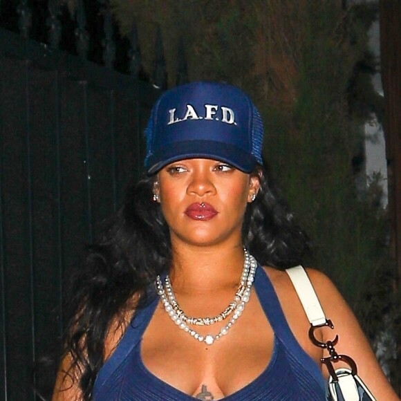 Rihanna enceinte quitte seule le restaurant Nobu à Los Angeles le 6 avril 2022. 