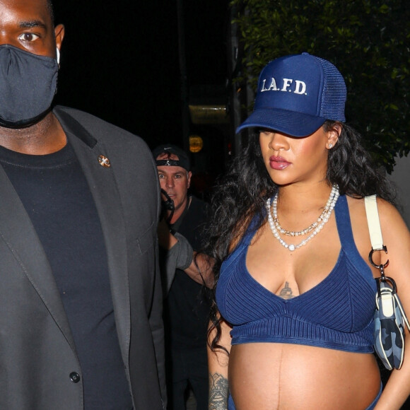 Rihanna enceinte quitte seule le restaurant Nobu à Los Angeles le 6 avril 2022. 